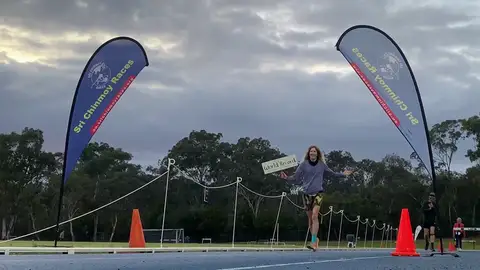 Camille Herron rompe el récord de 48 horas corriendo en una pista de atletismo Camille Herron rompe el récord de 48 horas corriendo en una pista de atletismo
