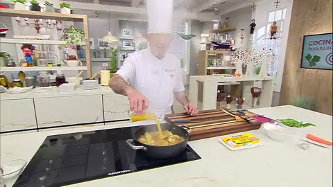 Agrega la cayena y el zumo de las 3 naranjas Agrega la cayena y el zumo de las 3 naranjas