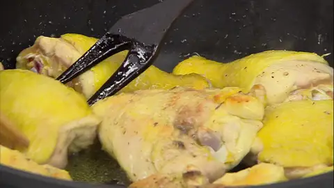 Salpimienta, introdúcelos en una tartera y dóralos bien Salpimienta, introdúcelos en una tartera y dóralos bien