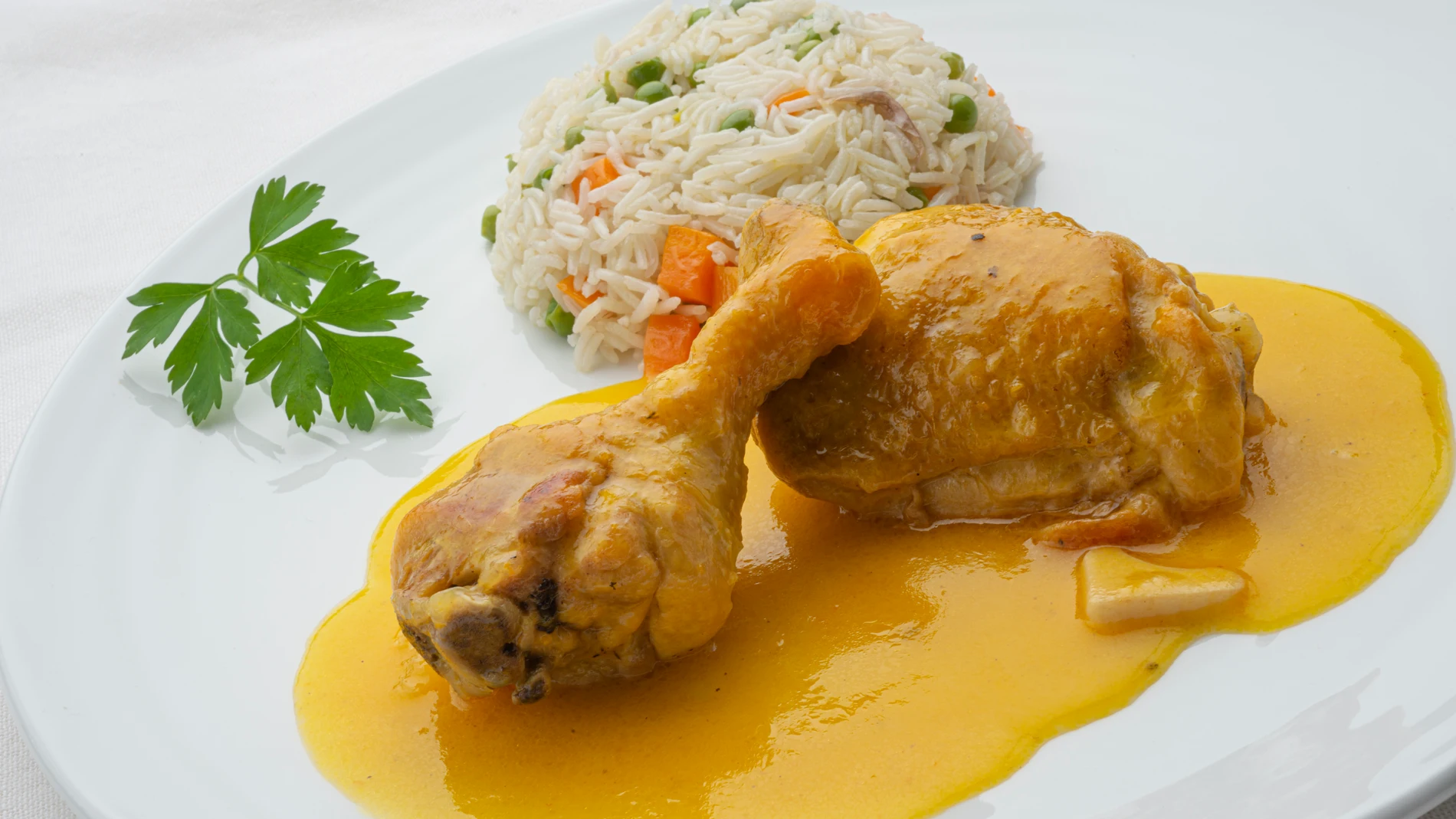 Un guiso sorprendente: receta de muslos de pollo a la naranja con arroz