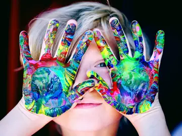 Imagen de una niña con las manos pintadas Imagen de una niña con las manos pintadas