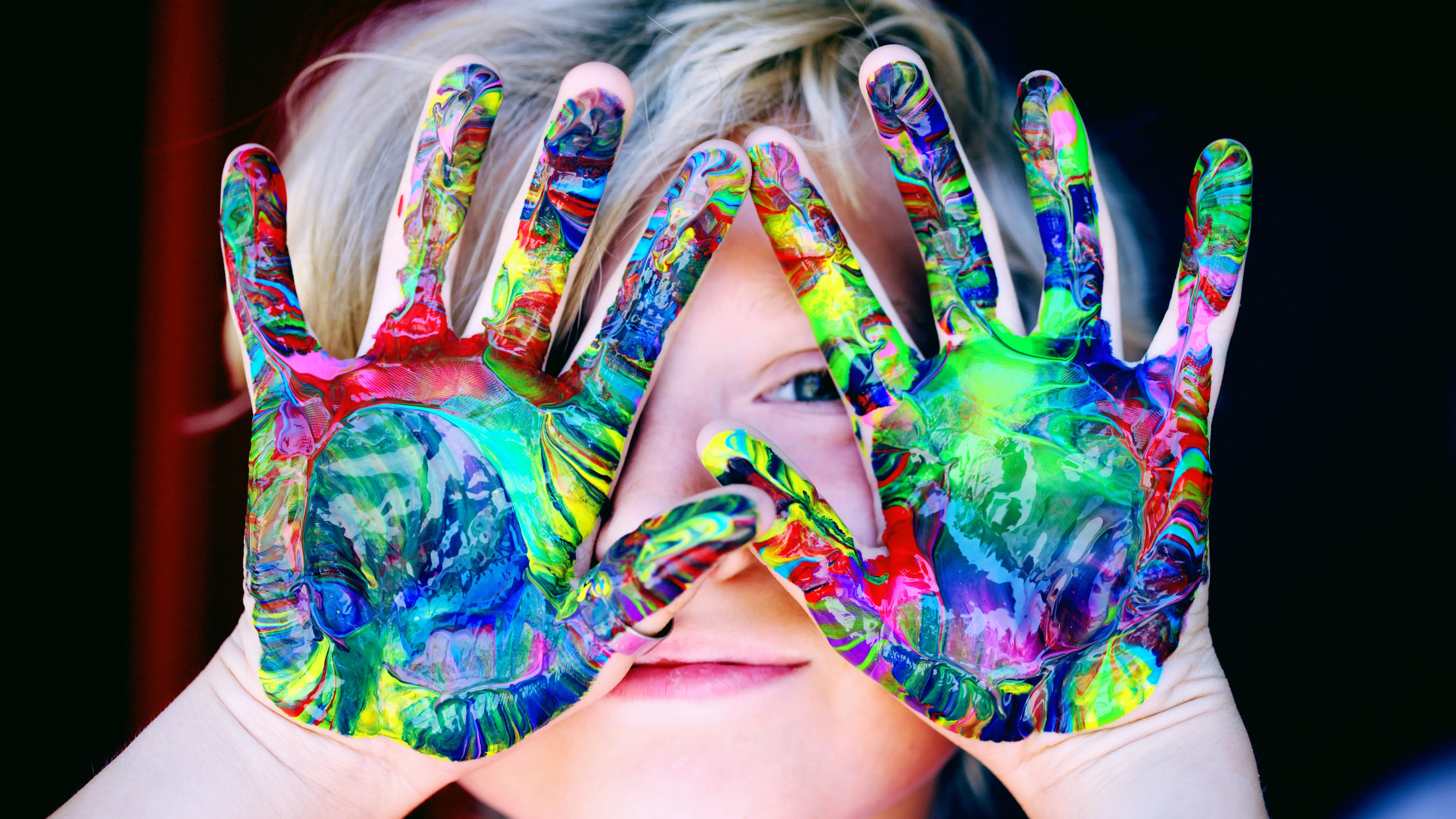 Imagen de una niña con las manos pintadas Imagen de una niña con las manos pintadas