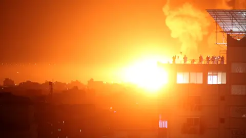 Llamas y humo tras un ataque aéreo israelí en Gaza
