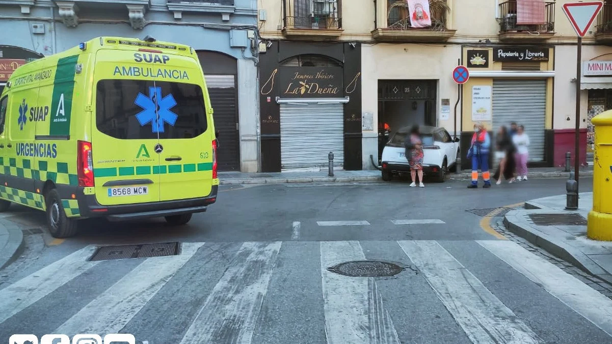 El coche empotrado en la acera El coche empotrado en la acera