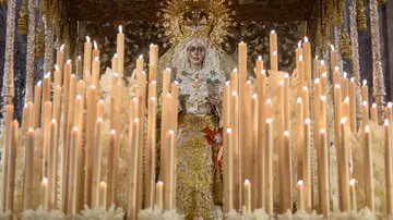 La Virgen de La Esperanza Macarena en la 'Madrugá' de Sevilla