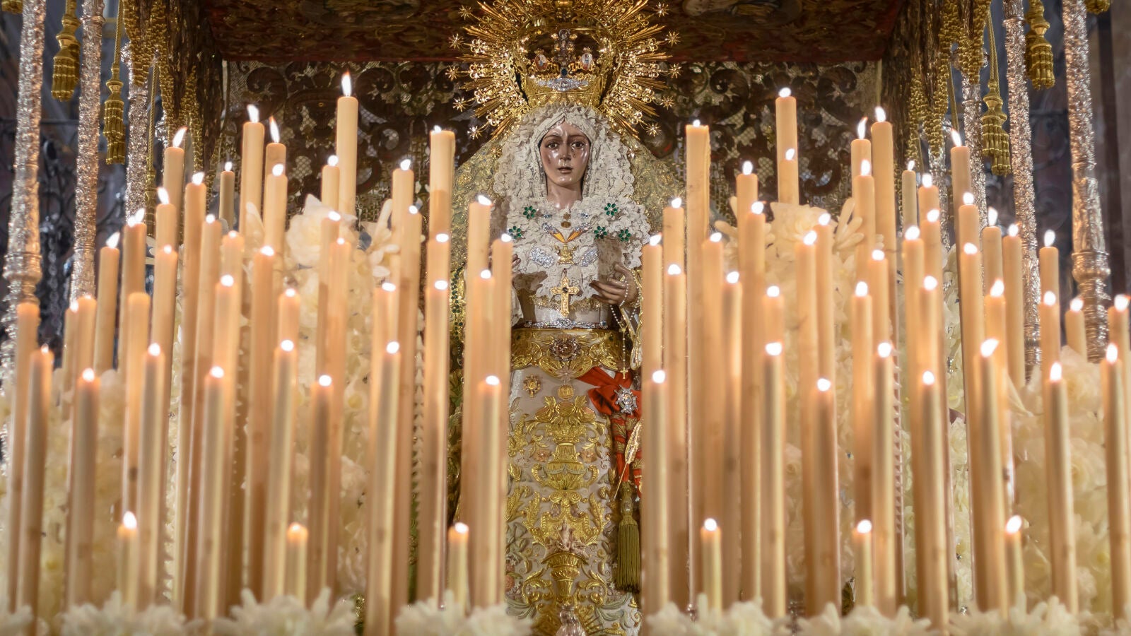 Los sevillanos reviven una de sus noches más emocionantes con la 'Madrugá' y miles de nazarenos procesionando