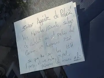 La nota que el costalero sevillano le deja a la Policía para que no le multen La nota que el costalero sevillano le deja a la Policía para que no le multen