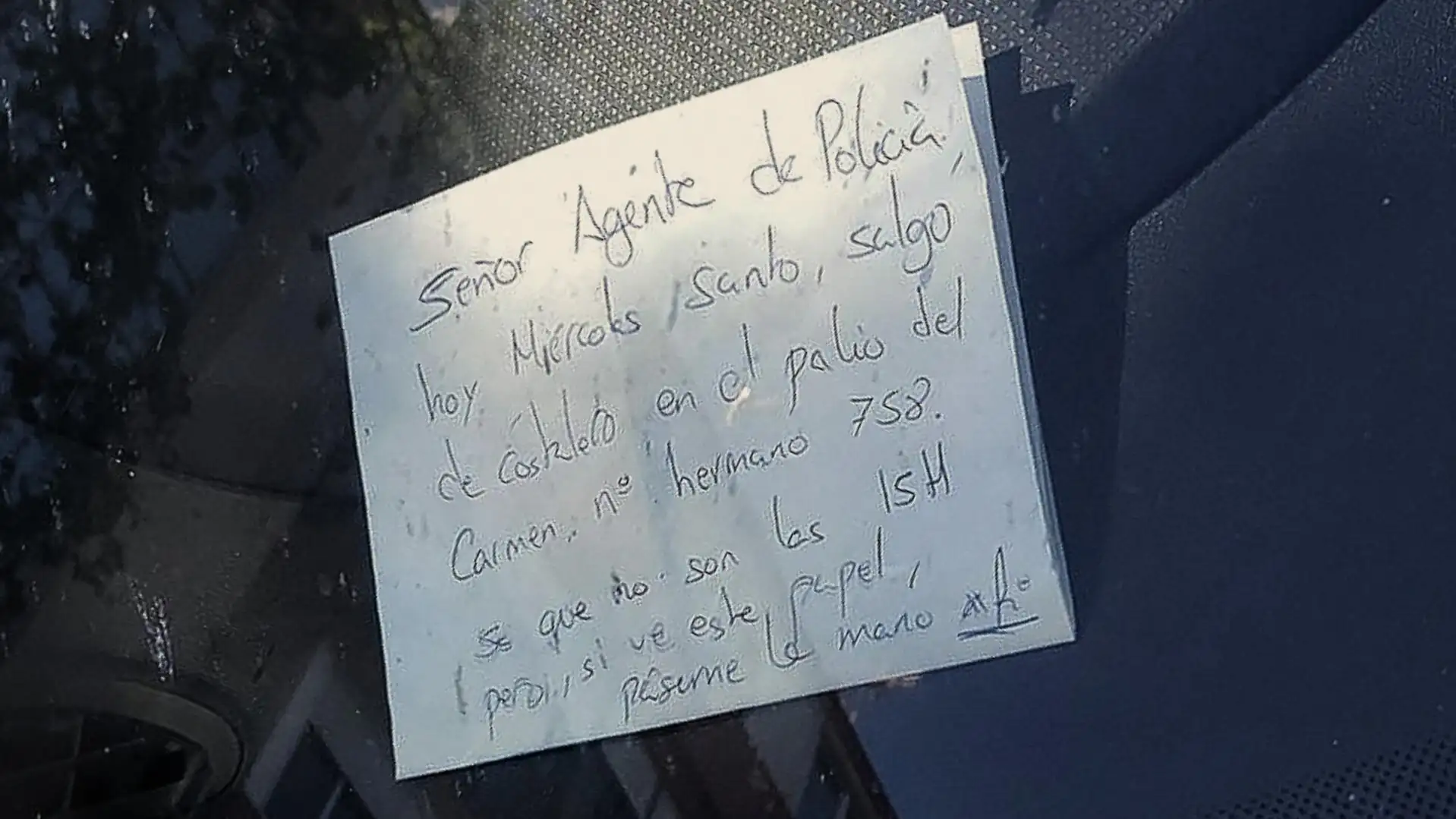 La nota que el costalero sevillano le deja a la Policía para que no le multen La nota que el costalero sevillano le deja a la Policía para que no le multen