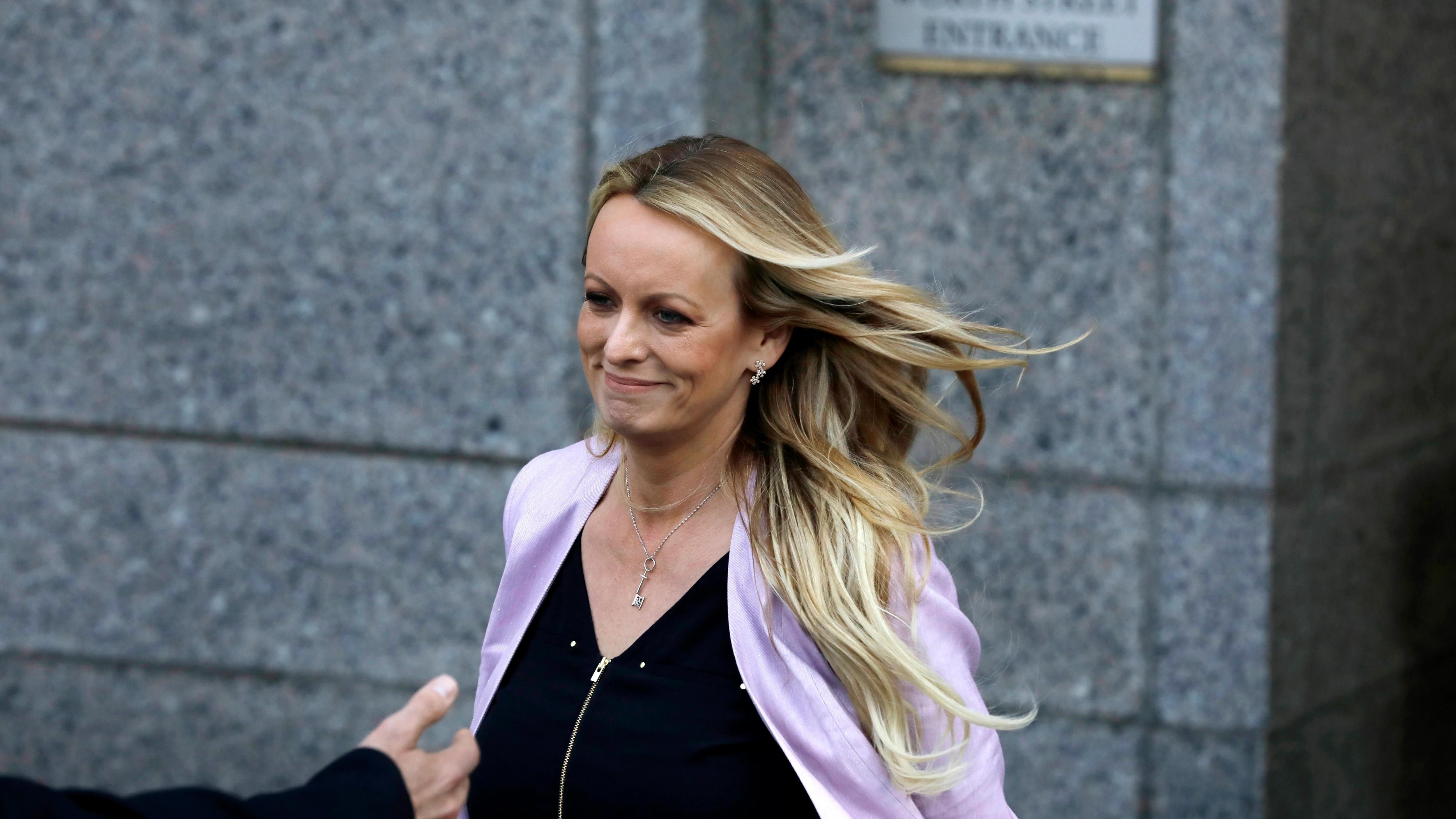 Stormy Daniels sale del Tribunal Federal, en una fotografía de archivo Stormy Daniels sale del Tribunal Federal, en una fotografía de archivo