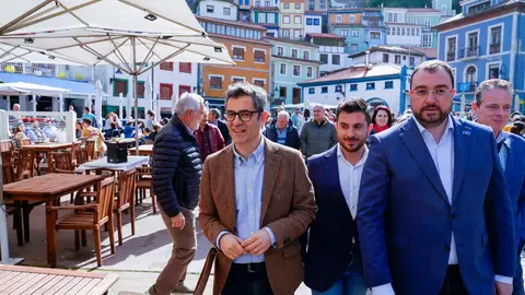 El ministro de la Presidencia, Relaciones con las Cortes y Memoria Democrática, Félix Bolaños (i), y el presidente del Principado, Adrián Barbón(d), junto al alcalde de Cudillero, Carlos Valle(c) a su llegada a un acto en la localidad asturiana de Cudillero. El ministro de la Presidencia, Relaciones con las Cortes y Memoria Democrática, Félix Bolaños (i), y el presidente del Principado, Adrián Barbón(d), junto al alcalde de Cudillero, Carlos Valle(c) a su llegada a un acto en la localidad asturiana de Cudillero.