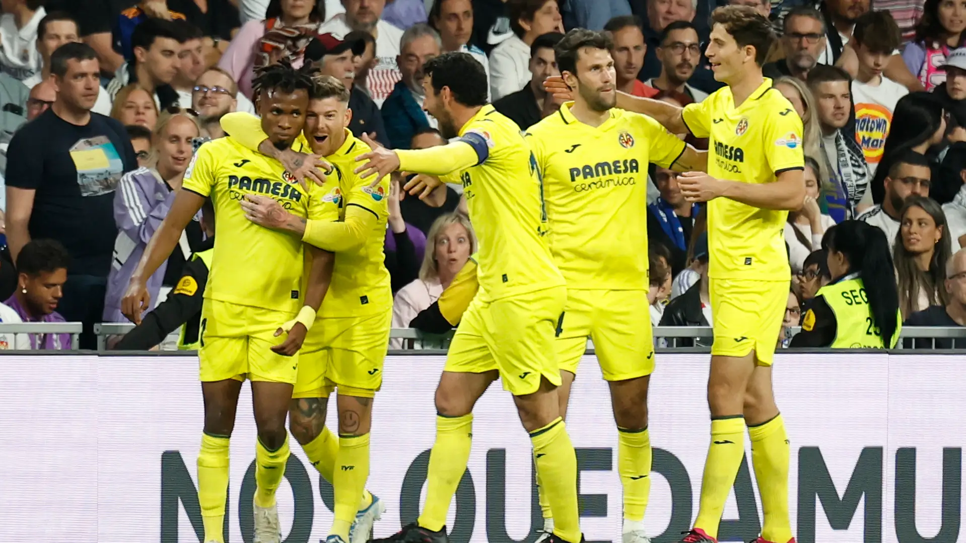 Chukwueze celebra junto a sus compa&ntilde;eros el 2-3 en el Bernab&eacute;u
