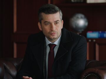 &iexcl;Osman se cambia al bando de Yekta!: &iexcl;Le pide que sea su abogado en su divorcio con Aylin! 