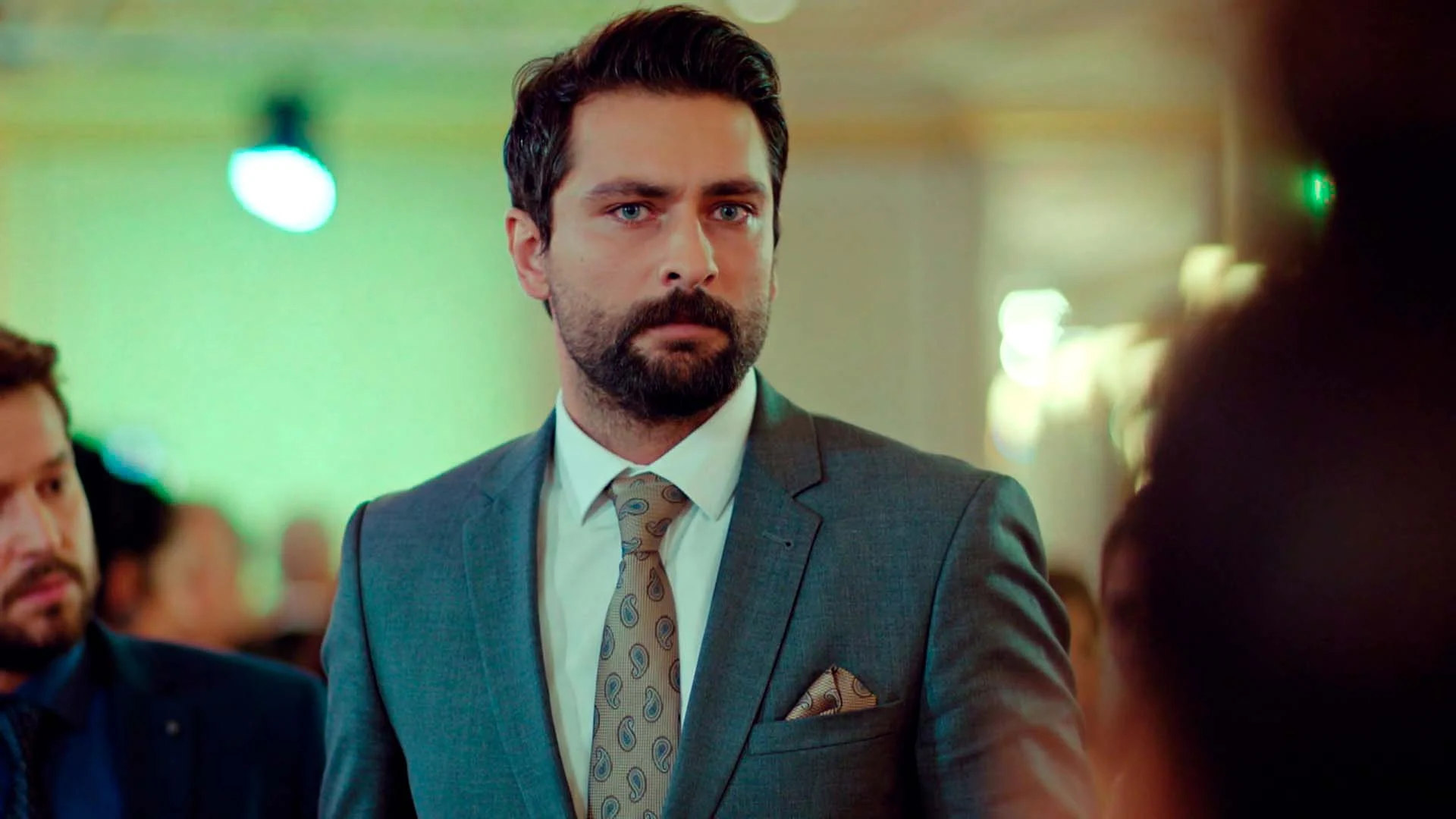 Cem comunica que Zeynep es su novia&hellip; &iexcl;Y Zehra cuenta se ha besado con Alihan! 