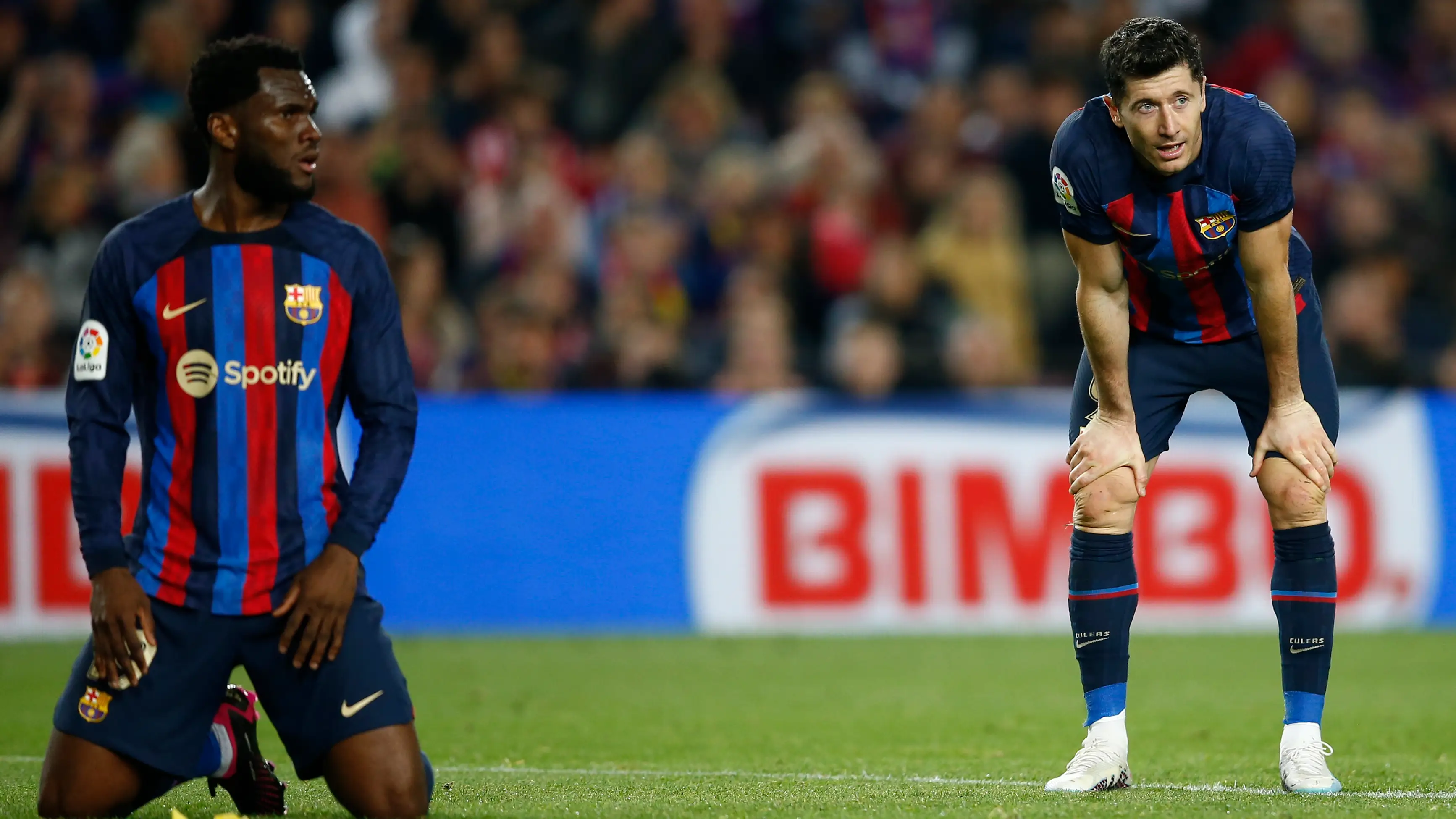 Robert Lewandowski y Franck Kessié tras el partido de fútbol de la jornada 28 de LaLiga Robert Lewandowski y Franck Kessié tras el partido de fútbol de la jornada 28 de LaLiga