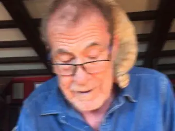 Fernando Sánchez Dragó con el gato Nano Fernando Sánchez Dragó con el gato Nano