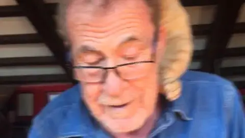 Fernando Sánchez Dragó con el gato Nano Fernando Sánchez Dragó con el gato Nano