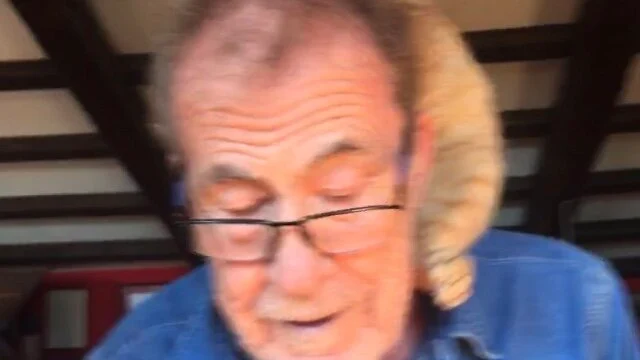 Fernando Sánchez Dragó con el gato Nano Fernando Sánchez Dragó con el gato Nano