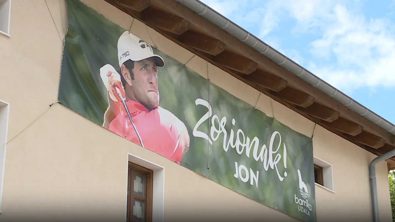 Un cartel animando a Jon Rahm en Barrika, su pueblo Un cartel animando a Jon Rahm en Barrika, su pueblo