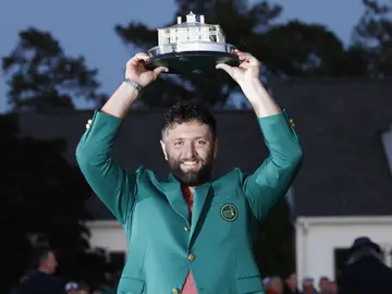 Jon Rahm posa con el trofeo del Masters de Augusta Jon Rahm posa con el trofeo del Masters de Augusta
