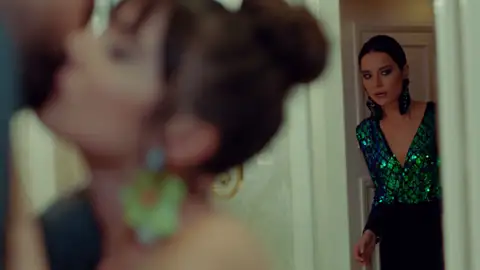 Zehra descubre a Alihan y Zeynep besándose, ¿qué hará? Zehra descubre a Alihan y Zeynep besándose, ¿qué hará?