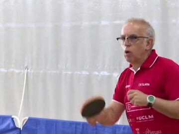 A Javier Pérez Albéniz el ping pong le ayuda a superar el parkinson 