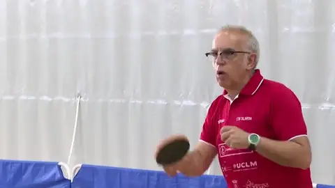 A Javier Pérez Albéniz el ping pong le ayuda a superar el parkinson 