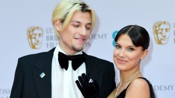 Millie Bobby Brown y su novio Jake Bongiovi en los premios Bafta 2022