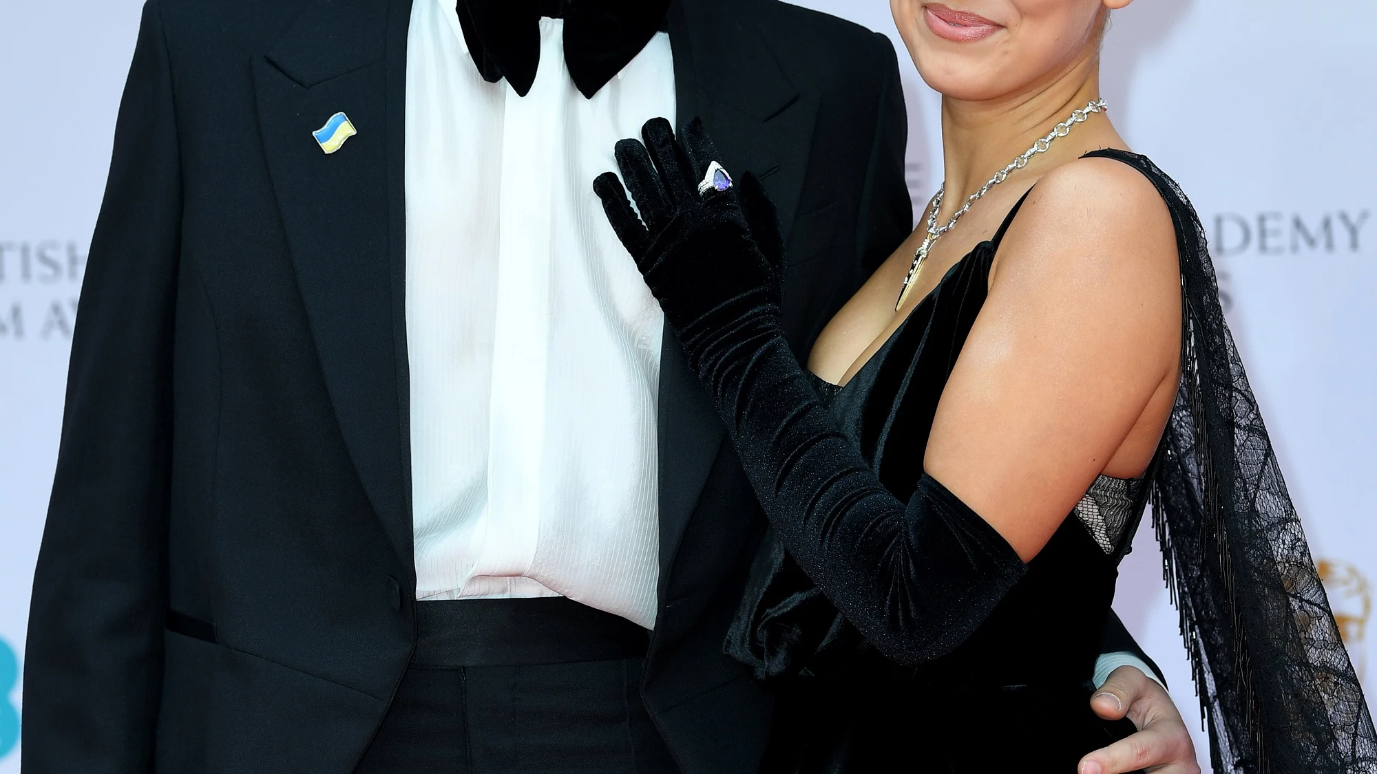 Millie Bobby Brown y su novio Jake Bongiovi en los premios Bafta 2022