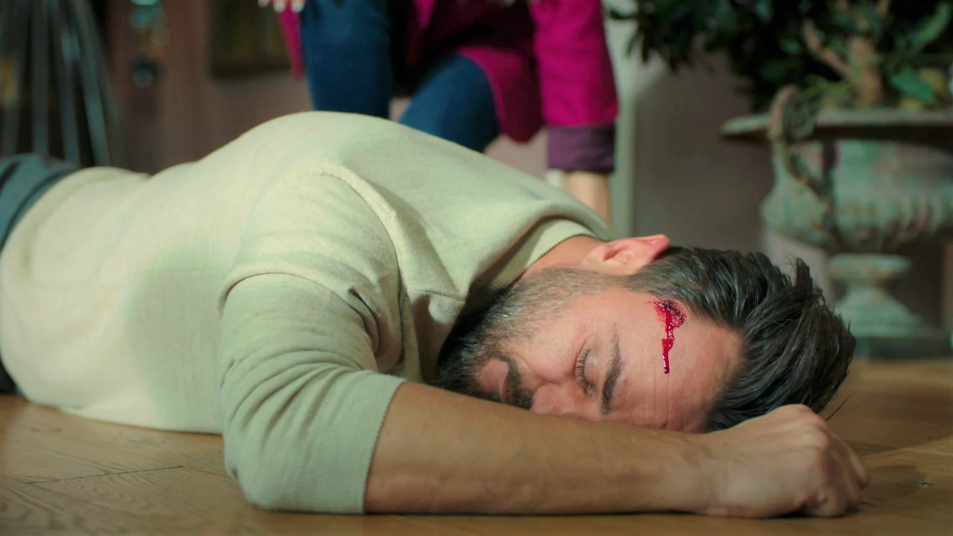 Nebahat golpea a Resul en la cabeza… ¡ha descubierto que Akif mató al padre de los Eren! Nebahat golpea a Resul en la cabeza… ¡ha descubierto que Akif mató al padre de los Eren!