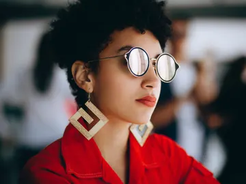 Persona con pendientes grandes Persona con pendientes grandes