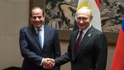 El presidente ruso, Vladímir Putin (d), saluda su homólogo egipcio, Abdelfatah al Sisi (i)