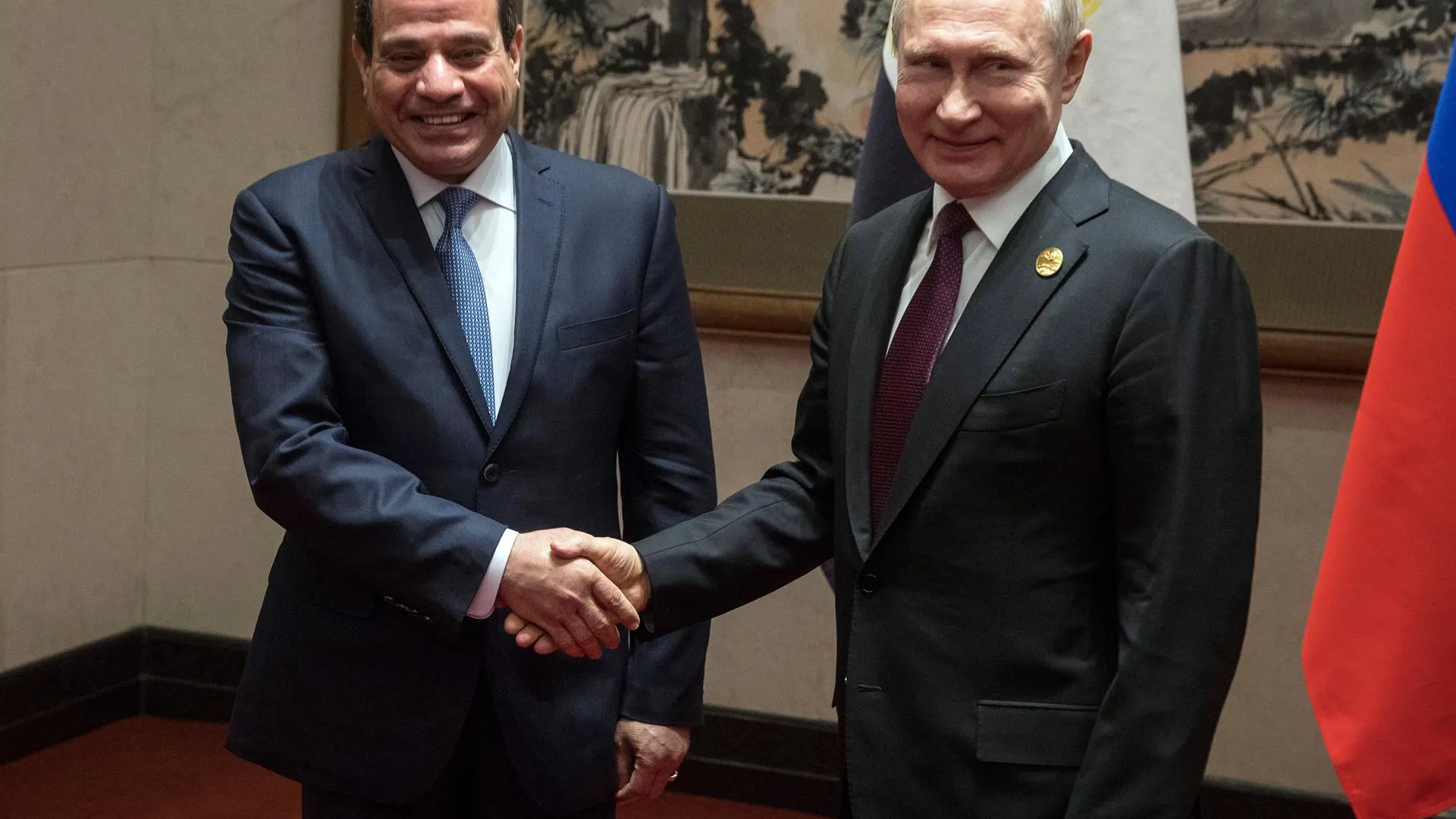 El presidente ruso, Vlad&iacute;mir Putin (d), saluda su hom&oacute;logo egipcio, Abdelfatah al Sisi (i)