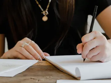 Mujer zurda escribiendo Mujer zurda escribiendo