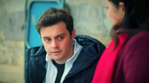 En el último capítulo de ‘Hermanos’: Sengül y Doruk descubren a qué se dedica Ömer… ¿Cuánto tardará en enterarse el resto de la familia? En el último capítulo de ‘Hermanos’: Sengül y Doruk descubren a qué se dedica Ömer… ¿Cuánto tardará en enterarse el resto de la familia?