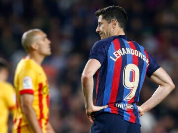 Robert Lewandowski se lamenta tras una jugada ante el Girona