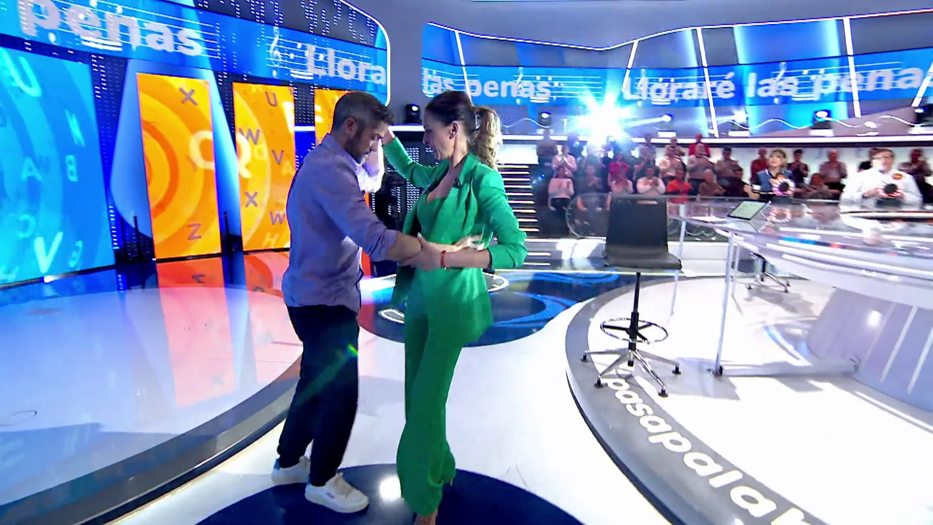 El baile de Eva González con Roberto Leal en homenaje a su “amigo” David Bisbal El baile de Eva González con Roberto Leal en homenaje a su “amigo” David Bisbal