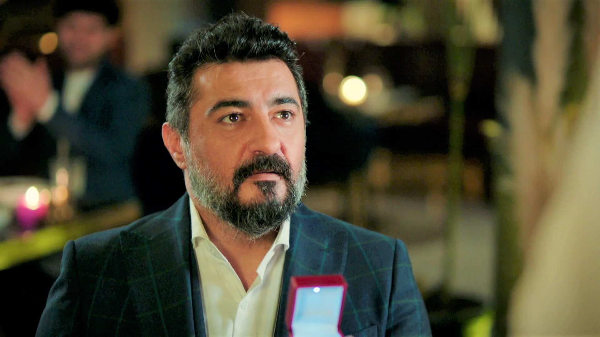 Akif le oculta a Suzan que no se ha divorciado y… ¡le propone matrimonio!: “¿Quieres casarte conmigo?”
