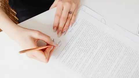 Persona firmando un documento Persona firmando un documento