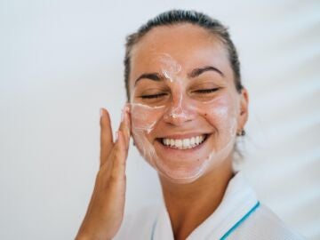 Mujer aplicándose un cosmético facial
