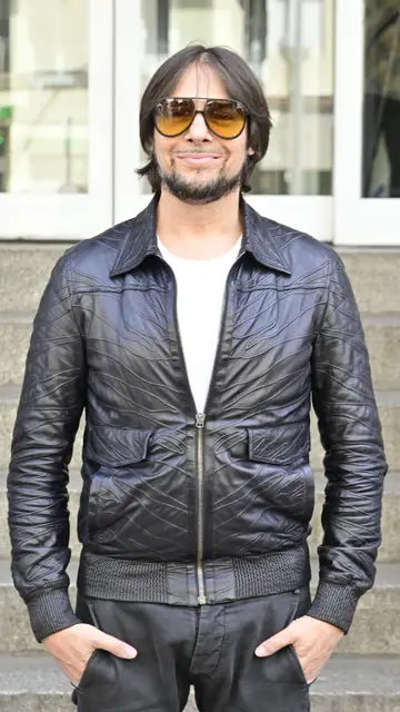 Joaquín Cortés posa para los medios tras recibir el alta hospitalaria Joaquín Cortés posa para los medios tras recibir el alta hospitalaria