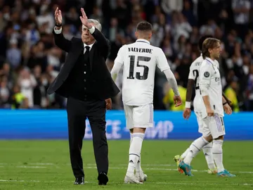 Los jugadores del Real Madrid y su entrenador Carlo Ancelotti celebran la victoria de su equipo Los jugadores del Real Madrid y su entrenador Carlo Ancelotti celebran la victoria de su equipo