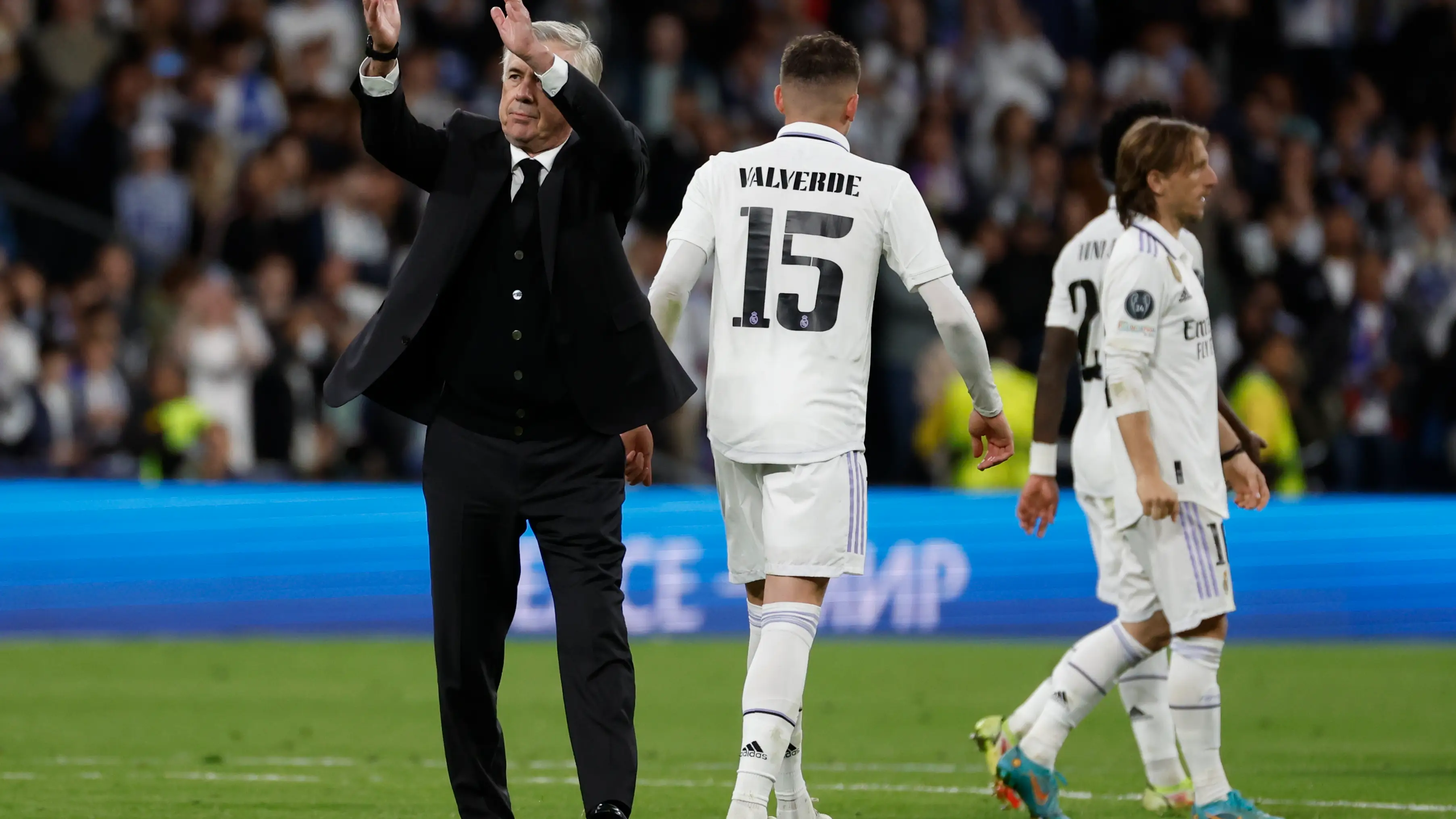 Los jugadores del Real Madrid y su entrenador Carlo Ancelotti celebran la victoria de su equipo Los jugadores del Real Madrid y su entrenador Carlo Ancelotti celebran la victoria de su equipo