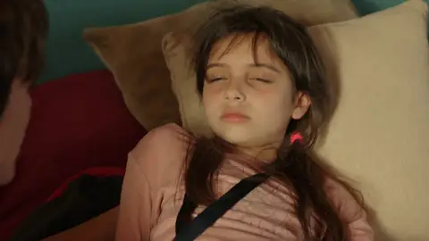 Las marcas de Alba alertan a Manuela Las marcas de Alba alertan a Manuela