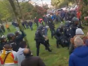 Un momento de la carga policial en la protesta de bateeiros en San Caetano por el conflicto de la mejilla