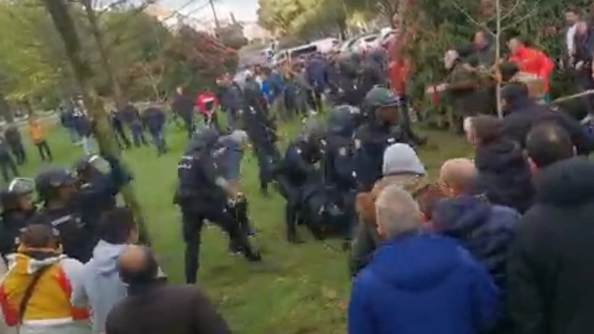 Un momento de la carga policial en la protesta de bateeiros en San Caetano por el conflicto de la mejilla