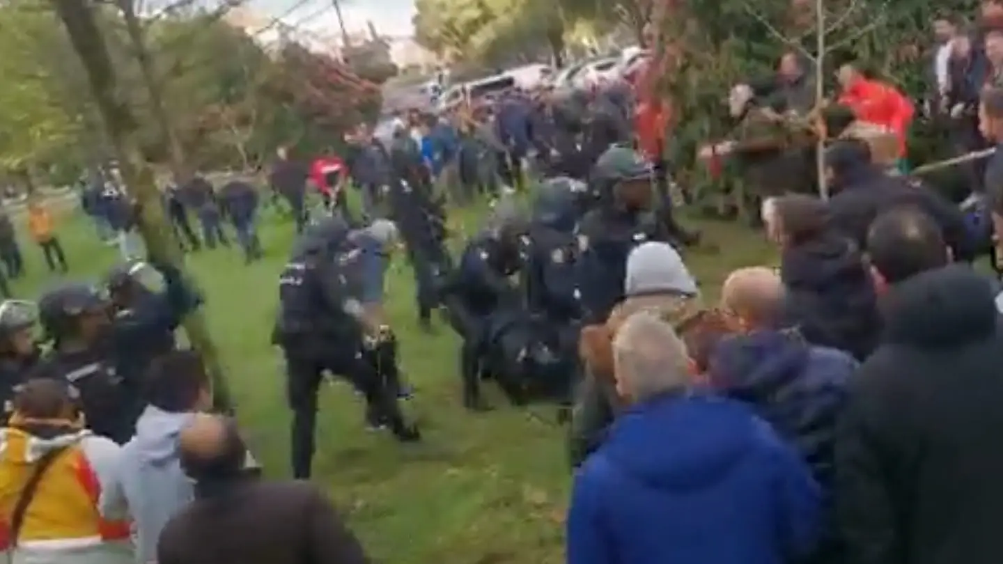 Un momento de la carga policial en la protesta de bateeiros en San Caetano por el conflicto de la mejilla Un momento de la carga policial en la protesta de bateeiros en San Caetano por el conflicto de la mejilla