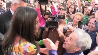 La reacción de la reina Letizia ante el comentario de una admiradora: 
