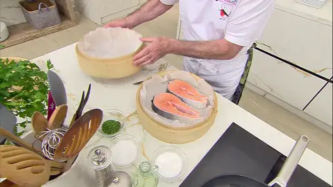 Extiende 2 rodajas de salmón sobre cada una Extiende 2 rodajas de salmón sobre cada una