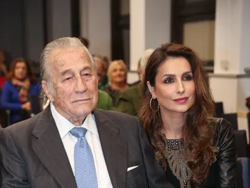 Paloma Cuevas, junto a su padre Victoriano Valencia Paloma Cuevas, junto a su padre Victoriano Valencia