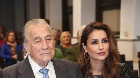 Paloma Cuevas, junto a su padre Victoriano Valencia Paloma Cuevas, junto a su padre Victoriano Valencia